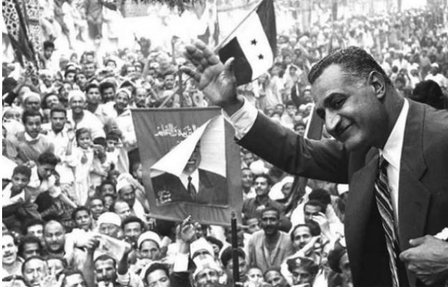 Le président Jamal Abdel Nasser saluant la foule